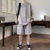 Traje deportivo casual de manga corta para hombre, conjunto de dos piezas moderno de verano con jacquard de letras, camiseta holgada y pantalones cortos de talla grande con estilo