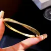 Pulsera Romántica Estilo Chino Chapada en Oro Real de 18 Quilates con Circonita Redonda Retorcida, Pulsera Vintage con un Toque de Lujo Ligero y de Alta Gama