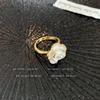Anillo de camelia de lujo ligero y de alta gama para mujer, elegante y a la moda, con diseño de hada súper combinable, con fragancia pequeña, joyería para la mano.