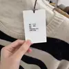 Contiene 10% de lana de conejo y 5% de lana. Producto de alta calidad de Thirteen Rows, colección otoño/invierno 2026. Tejidos minimalistas, casuales y elegantes