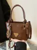 Bolso Pequeño Retro para Mujer 2025 Invierno Nuevo Estilo Versátil Bolso de Hombro Cruzado Bolso de Mano Exquisito Bolso Cubo Venta al por Mayor