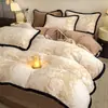 Juego de cuatro piezas de terciopelo de leche tallado, sábana bajera de forro polar coral engrosada, funda de edredón suave, sábana ajustable y juego de ropa de cama de tres piezas