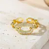 Anillo Abierto de Cadena de Suministro Transfronteriza en Color Dorado con Sección Única y Diseño de Incrustación de Circonita Blanca, Directo de la Fábrica de Origen, Disponible para Dropshipping