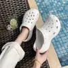 Tamancos clássicos estilo celebridade com estampa de nuvens, moda feminina de verão, modernos com sola grossa, que aumentam a altura, sandálias fechadas para uso externo na praia