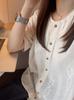 Altamente recomendado! Camisa Bordada em Jacquard de Manga Curta Estilo Retrô para Mulheres, com Caimento Levemente Solto e Lindo Detalhe em Renda