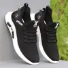 Zapatos Deportivos Blancos de Malla Transpirable Estilo Nuevo de Verano Estilo Coreano Ligeros Casuales Suela Suave Antideslizantes y Antiolor Zapatos para Correr