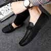 Mocassins Masculinos 2026 Novos Versáteis Tendência Casuais Outono Finos Slip-On Preguiçosos Masculinos Sapatos de Couro