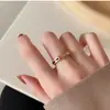 Anel de Aço Titânio com Concha Preto e Branco Japonês e Coreano Versão Coreana Minimalista Ins Simples Anéis de Casal Moda Personalidade Anel de Influenciador Digital