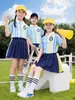 Uniformes Escolares Primarios, Uniformes de Clase, Uniformes de Jardín de Infancia, Fotos de Graduación de Manga Corta, Actuaciones de Fútbol, Conjunto Deportivo de Cuatro Piezas, Fotos de Estudio Fotográfico