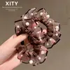 Elegante y versátil scrunchie color café perla, añade un toque de sofisticación, adecuado para coletas, chongos y el uso diario.