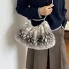 Bolso bandolera y de hombro tipo colgante de cachorro único, invierno 2026, felpa versátil, nuevo bolso cruzado de lujo ligero para mujer