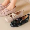 Zapatillas de Ballet de Satén Rosa Suave Estilo Francés con Aumento Oculto de Altura, Punta Cuadrada, Moño, Tiras Cruzadas con Pedrería y Corte Bajo
