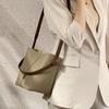 Bolsos 2025 Nuevos Bolsos de Mano de Alta Gama para el Trabajo y el Desplazamiento, Cestas de Verduras, Bolsos Balde, Bolsos de Hombro Modernos y Versátiles para Mujeres