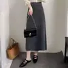 Saia midi lisa e moderna, nova coleção outono/inverno 2026, saia de malha elegante e casual, cintura alta, afina o corpo, com caimento.