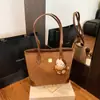 2025 Nova Bolsa Casual Retrô de Grande Capacidade Moda Outono e Inverno Bolsa de Ombro Feminina com Design de Nicho
