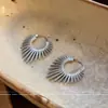 Pendientes de Girasol Metálicos Retro Estilo Europeo y Americano para Mujer 2026 Nuevo Estilo Minimalista de Nicho Pendientes de Aro Accesorios Exagerados para Orejas