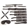 Kit erótico de bondage SM con esposas, látigo, mordaza, antifaz y herramientas para el juego sexual de parejas adultas