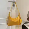 Bolsa transfronteiriça de alta qualidade com padrão trançado para mulheres, novo modelo 2026, versátil para o dia a dia, bolsa de ombro única para usar sob o braço, bolsa estilo "dumpling"