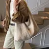 Bolsa Tote de Lã de Cordeiro Preguiçoso para Mulheres Outono e Inverno Nova Grande Capacidade Versátil Bolsa de Pelúcia Bolsa de Ombro para o Dia a Dia
