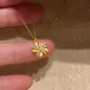 Nuevo Collar Giratorio de Flor Estilo Europeo y Americano, Diseño de Nicho Popular, Joyería de Moda Versátil y Elegante de Acero de Titanio para Mujer
