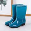 Botas de chuva de cano médio transfronteiriças sapatos de borracha femininos calçados externos botas de água para adultos botas de água quentes com sola grossa forradas com fleece botas de chuva para cozinha atacado