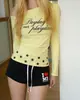 Camiseta feminina estilo americano com estampa de letras picantes, ombro a ombro, manga longa, modelagem justa, top de um ombro só para mulheres