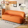 Sofá de cuero estilo crema de tamaño pequeño con diseño de respaldo curvo de color contrastante, asiento de 47 cm de profundidad, sofá de dos plazas para uso doméstico