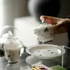 Estilo Dinastia Tang e Song Argila de Jade Pintada à Mão Borboleta Pequena Floral Cerâmica Doméstica Tigela com Tampa de Pé Alto Conjunto de Chá Kung Fu Tigela de Chá de Pé Alto