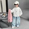 Elegante y moderno conjunto de otoño para niños, tres piezas con camisa y jeans, nuevo modelo 2026, ropa infantil guapa para niños