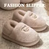 Pantuflas de Algodón Grueso Envolventes en el Talón para Mujer Otoño e Invierno 2025 Nuevas Pantuflas de Algodón Cálidas Antideslizantes Silenciosas Peludas para Hombre