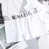 Populares en el Sudeste Asiático, los bóxers sin costuras para hombre de talla grande son transpirables, ultraelásticos y están hechos de seda helada para deportes.