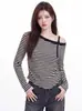 Camiseta de manga larga a rayas irregular de hombros descubiertos para mujer, nuevo estilo otoño 2026, entallada en la cintura, adelgazante, top de manga larga para usar como capa base