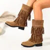Fornecimento direto da fábrica de botas femininas confortáveis estilo western com bico redondo, salto quadrado, franja dupla e comprimento até o meio da panturrilha, adequadas para exportação