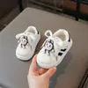 Zapatos Blancos Pequeños con Cabeza de Concha para Niñas Estilo Nuevo de Otoño Zapatos para Niños con Decoración de Dibujos Animados Forrados de Felpa Cálida Zapatos Versátiles de Algodón