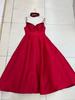 Vestido preto pequeno estilo French Hepburn, retrô, sexy, costas nuas, costura na cintura, drapeado, decote em V, estilo sling