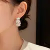 Pendientes Retro Franceses de Metal con Incrustaciones de Diamantes y Perlas en Forma de Pétalo, Lujo Ligero Personalizado, Pendientes de Diseño Simple y Único para Mujeres
