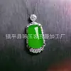 Venta al por mayor del fabricante Colgante de Plata de Ley 925 Chapada Hielo Alto Incrustado Calcedonia Verde Ágata Verde Mariposa Calabaza Jade Colgante