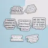 Broche de Frase Inglesa Divertida - Insignia Metálica con Texto Humorístico para Mochila y Decoración de Ropa