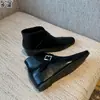Versión de cuero aumento interno de altura de 5 cm punta cuadrada pequeña botines cortos para mujer 2026 nuevo modelo botines con corte en V botines Chelsea botines de moda