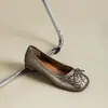 Sapatos femininos retrô estilo francês, nova coleção outono 2026, estilo delicado, bico quadrado, sola macia, sapatos pequenos de couro de corte baixo, sapatos baixos de vovó