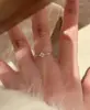 Anel de Trevo de Quatro Folhas Ultra Fino Cravejado com Diamantes para Mulheres, Luxo Leve, Alto Padrão, Anel Exquisito para o Dedo Indicador, Anel Simples e Versátil
