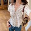 Camisa Crochê Branca Vazada Estilo Francês Manga Curta 2026 Nova Blusa Decote V Top de Ombro Normal Roupa Ootd de Verão