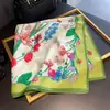 2025 Verano Más Vendido Delgado Versátil Protección Solar Bufanda Cuadrada Pequeña Elegante para Mujer Estampado de Seda Reductora de Edad Chal Pequeño Venta al por Mayor