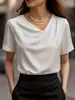 Elegante Top Blanco de Manga Corta para Mujer con Diseño de Cuello Irregular Inclinado, Adecuado para el Trayecto al Trabajo y Estilo de Oficina Profesional, Exudando una Atmósfera Inteligente y Profesional