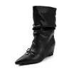 Botas curtas plissadas estilosas e simples estilo britânico de 6,5 cm, novo modelo outono e inverno 2026, bico fino, sola plana, botas internas com plataforma para aumentar a altura