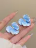 Brincos de Flor Azul com Gotejamento de Óleo Estilo Francês Luxo Leve Brincos de Tarraxa Elegantes para Mulheres Estilo Mori Fresco Design de Nicho da Moda