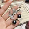 Brincos de luxo estilo escuro com diamantes incrustados em camélia, banhados a ouro preto, brincos de pedras preciosas com laço da moda, tudo combinando