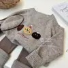 Suéter infantil de amostra estilo coreano com estampa de desenho animado e gola redonda, nova coleção de outono, roupas infantis de outono e inverno, top infantil com pérolas, moderno