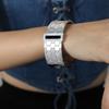 Pulsera de acero de titanio chapada en oro estilo palaciego retro europeo y americano, diseño personalizado, patrón de panal, joyería, pulsera de estilo antiguo con incrustaciones de diamantes