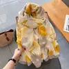 Bufanda Floral de Algodón Suave y Lino para Mujer Primavera y Otoño 2024 Nueva Bufanda Azul Abrigo de Madre Chal Bufanda Popular